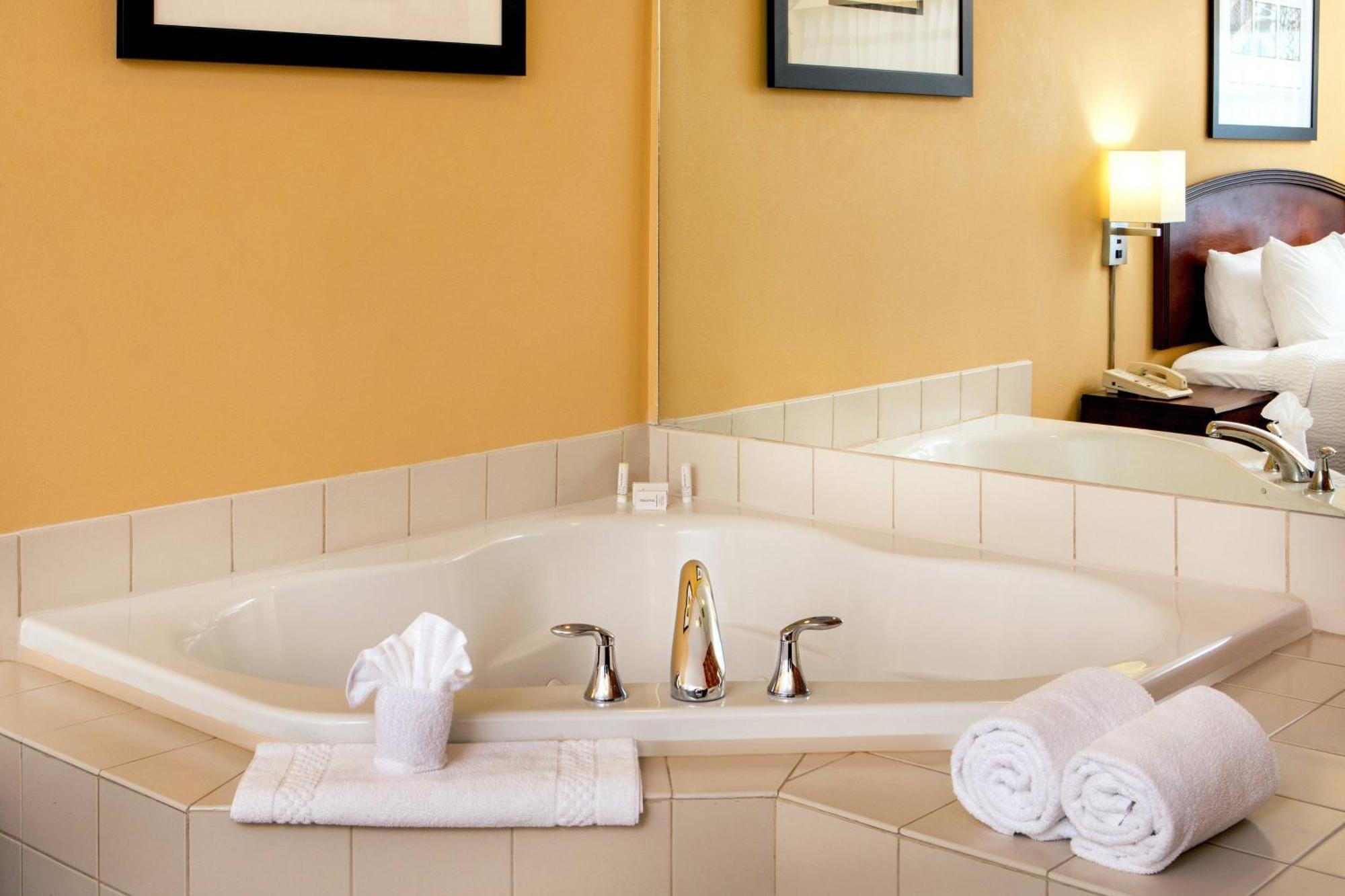 Courtyard Hartford แมนเชสเตอร์ ภายนอก รูปภาพ